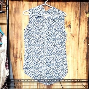 Liz CLAIBORNE BLUE AND WHITE BUTTON DOWN SLEEVELESS TOP SMALL